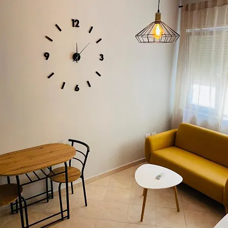 Joyb Near Golem, Durres アパート *