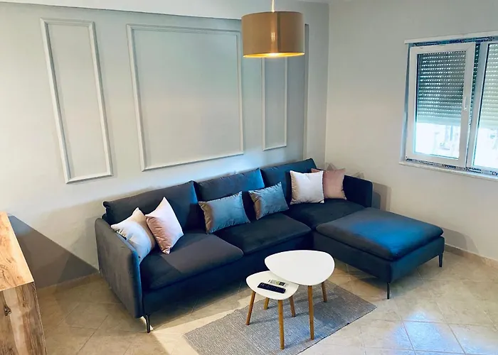 Joyb Near Golem, Durres アパート *