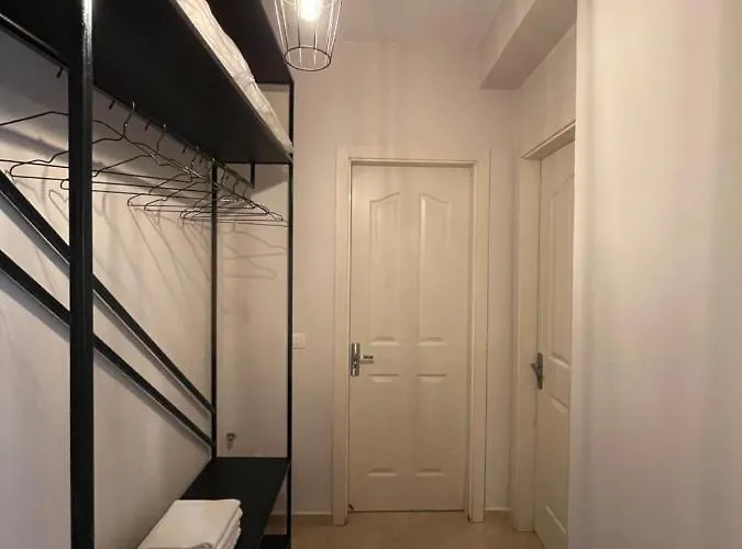 Joyb Near Golem, Durres